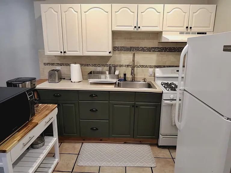 A fully equipped kitchen with all appliances included, perfect for preparing your meals with comfort and style.