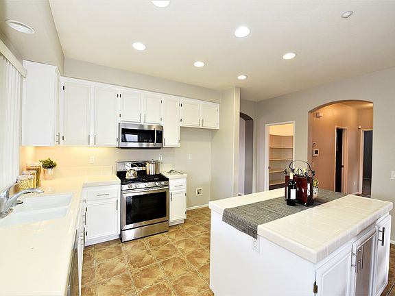 5th image of 15195 Dandelion Ln