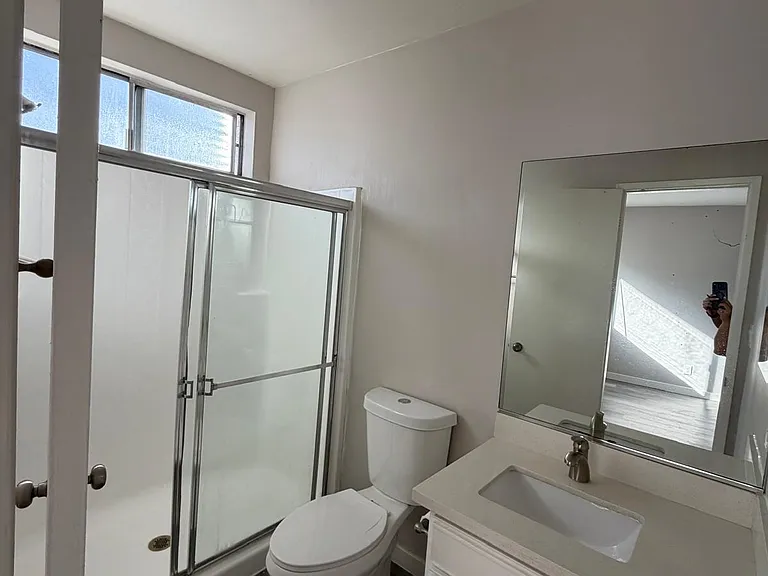 5354 Yarmouth Ave — Photo 7