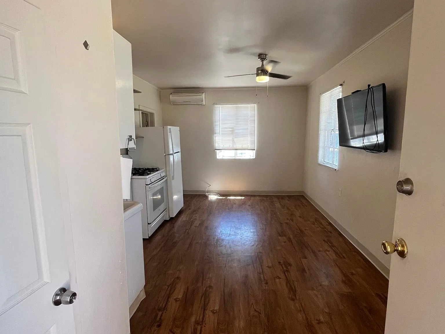 410 E Adams St — Photo 4