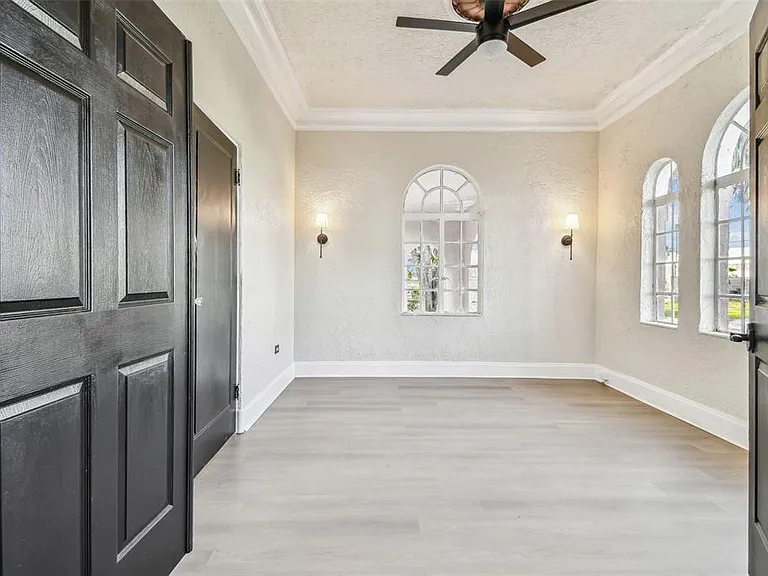 2102 W La Salle St — Photo 10