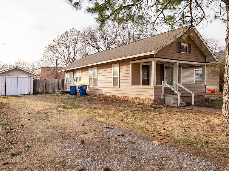 220 S Lewis St — Photo 16