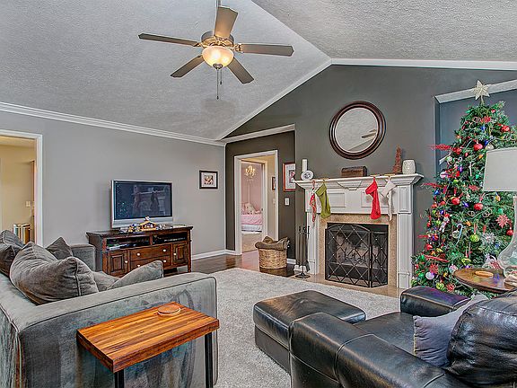 4th image of 419 W Winterberry Trl