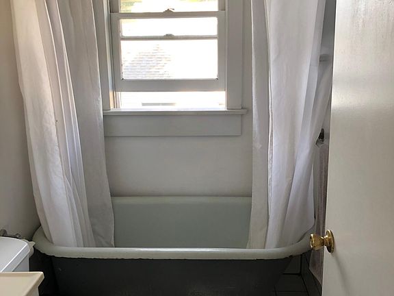Bathroom w/clawfoot tub