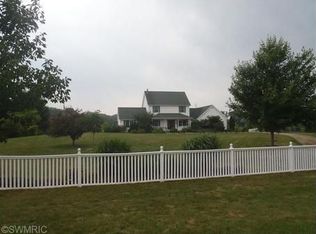 1350 Forest View Ln, Hillsdale, MI 49242