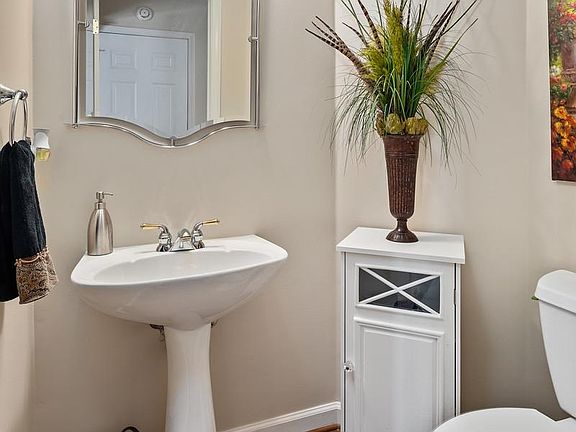 5th image of 300 Wisteria Dr