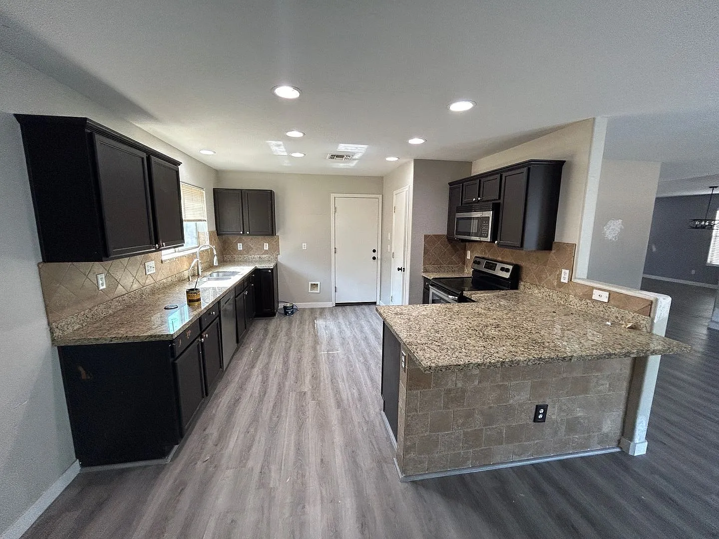 4 bed, 2.5 bath, 2491 sqft, $2,100 — Photo 2