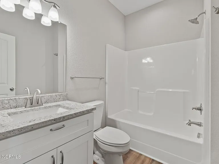 704 Harney St — Photo 2