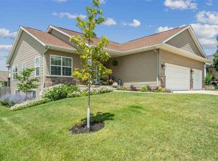 1402 Wolf Dr NW, Cedar Rapids, IA 52405