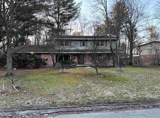1401 Bayberry Ln, Midland, MI 48640