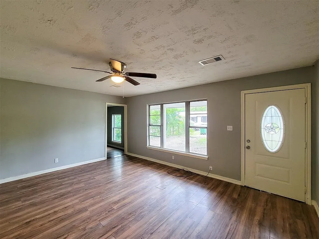 3 bed, 1.0 bath, 1356 sqft, $1,800 — Photo 2