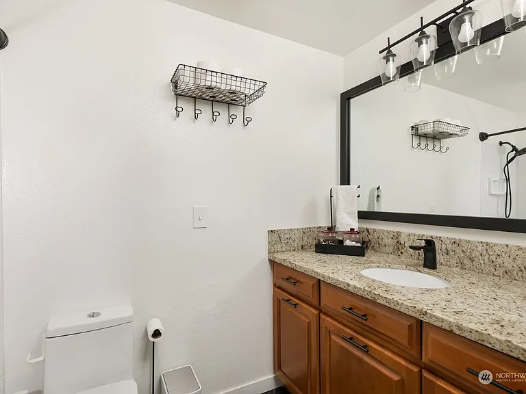 Bathroom 1 (Full)