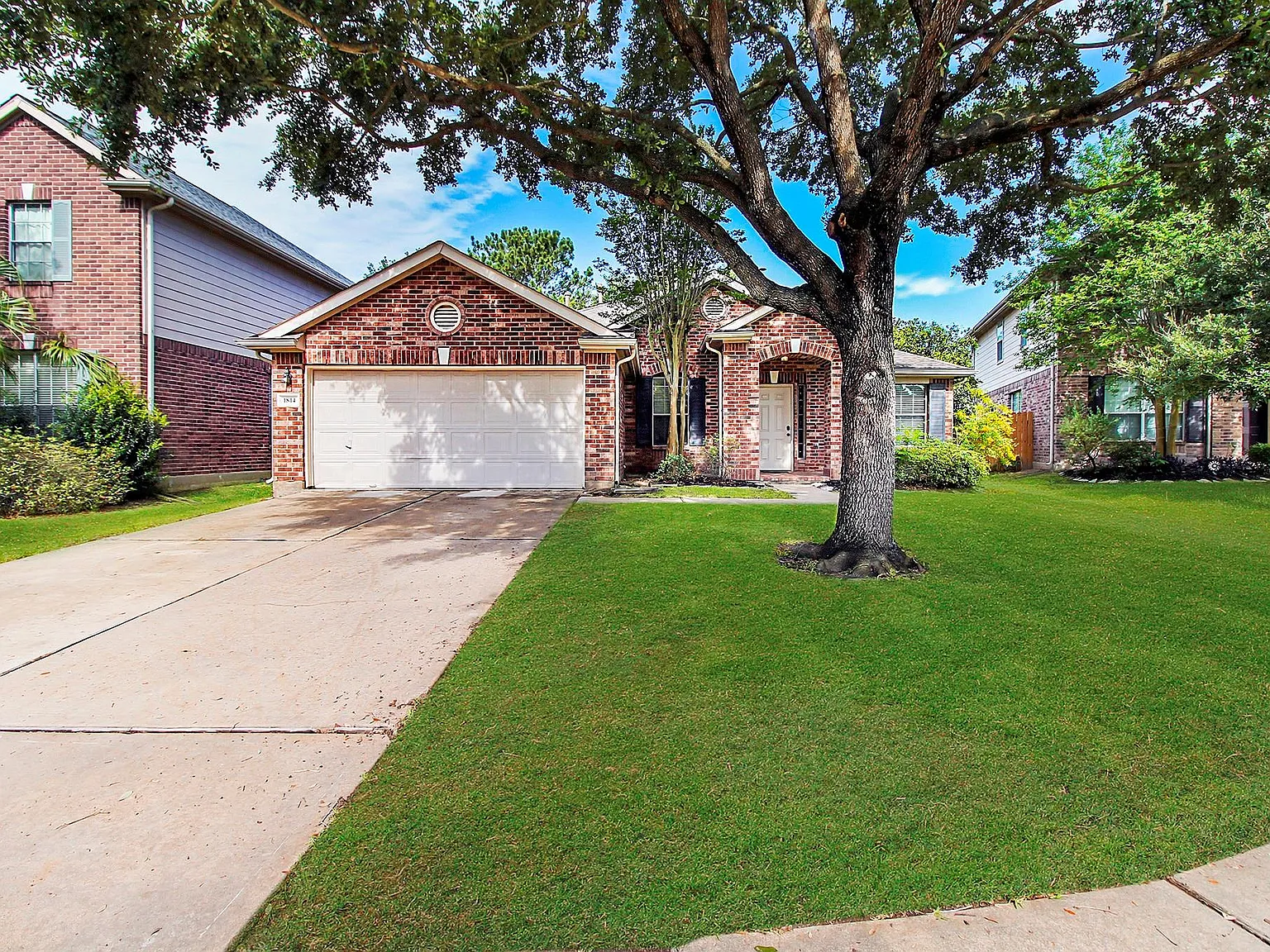 3 bed, 2.0 bath, 1966 sqft, $2,200 — Photo 2