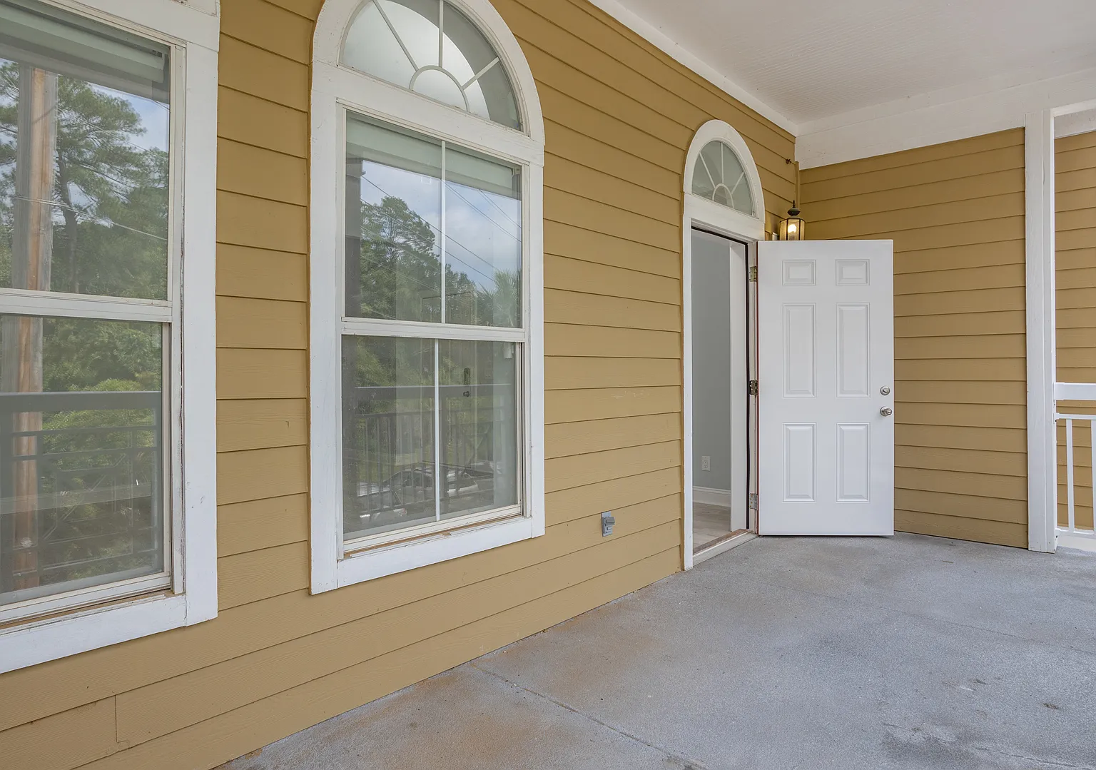 3 bed, 2.5 bath, 2420 sqft, $2,800 — Photo 2