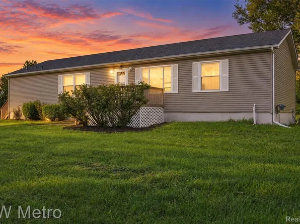 6745 Robb Rd, Fowlerville, MI 48836