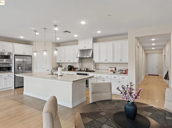 1052 Camborne Dr, Manteca, CA 95336