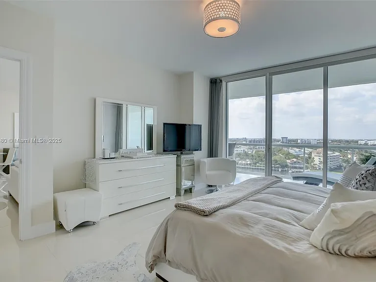 1 N Ocean Blvd #1011 — Photo 14