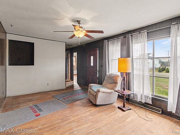 3rd image of 1076 Benstein Rd