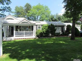 11 Dartmoor Dr, East Northport, NY