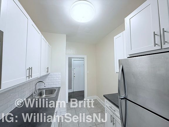4th image of 115-117 Fairview Ave #39