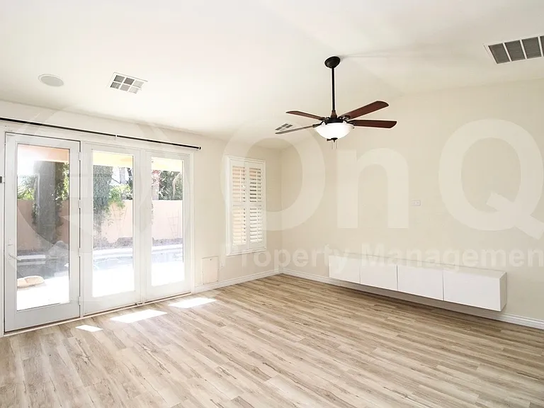 2451 E Honeysuckle Pl — Photo 6