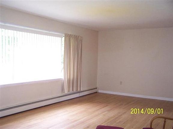 4th image of 19 Meadow Ln