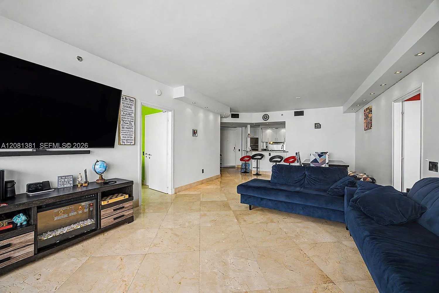 Icon Condo — Photo 3