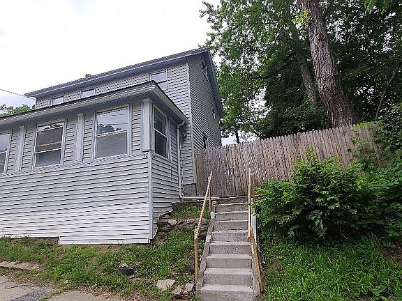 2nd image of 122 Lincoln St
