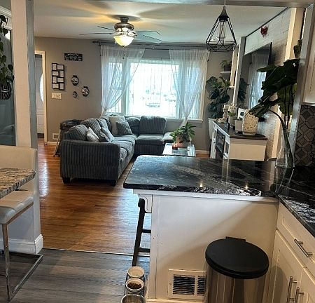 3rd image of 422 W Linden Ave