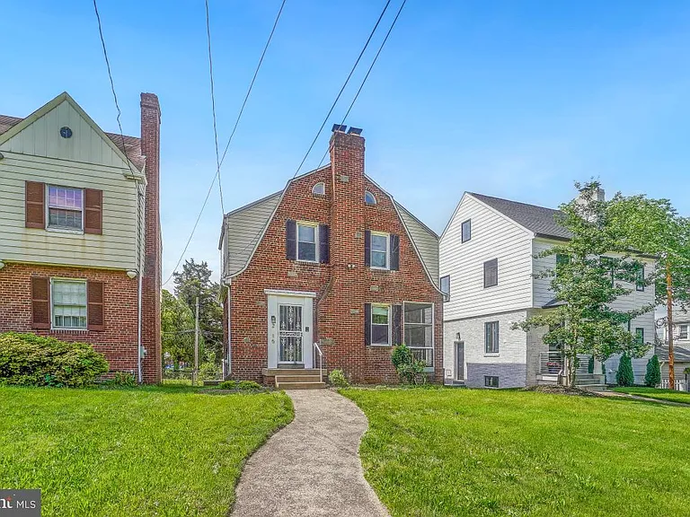 2615 Otis St NE — Photo 2