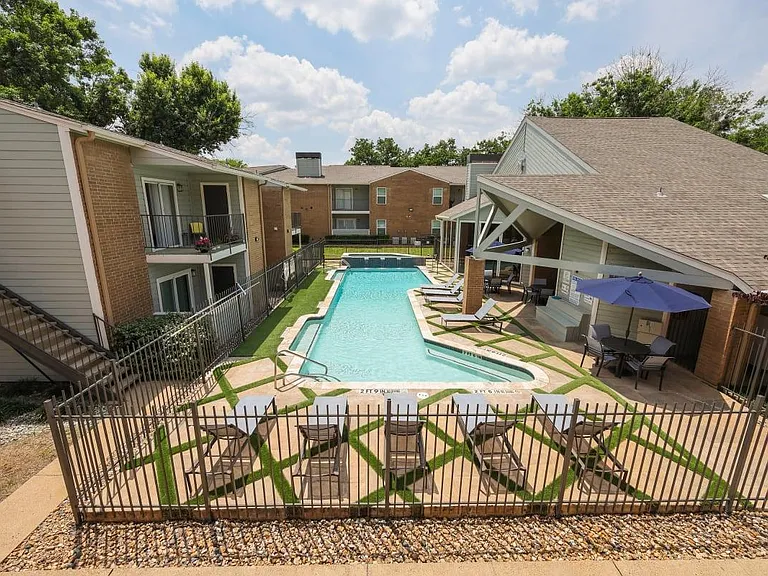 Deerwood Apartments — Photo 15