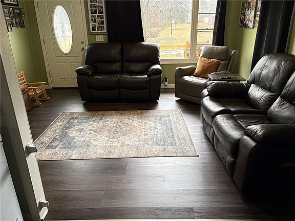 3rd image of 225 Jasper St