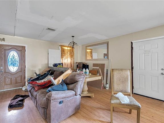 3rd image of 2115 Weyer St