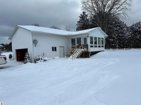 5720 E 28th Rd, Cadillac, MI 49601