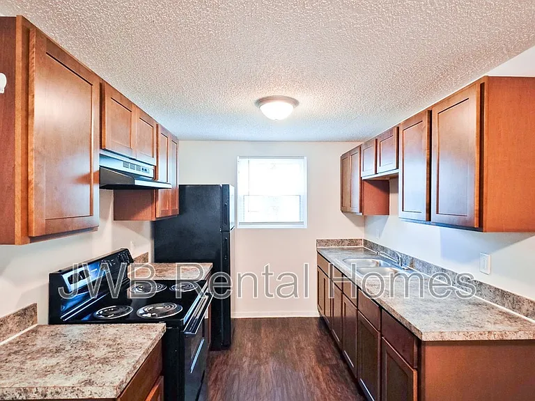 1327 Eagle Cove Rd — Photo 2