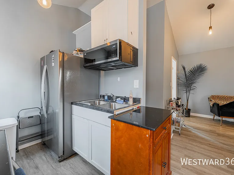 2411 W Belle Plaine Ave #2 — Photo 6