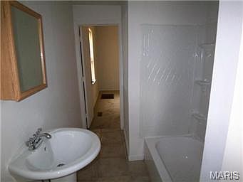 5th image of 6726 Roberts Ave