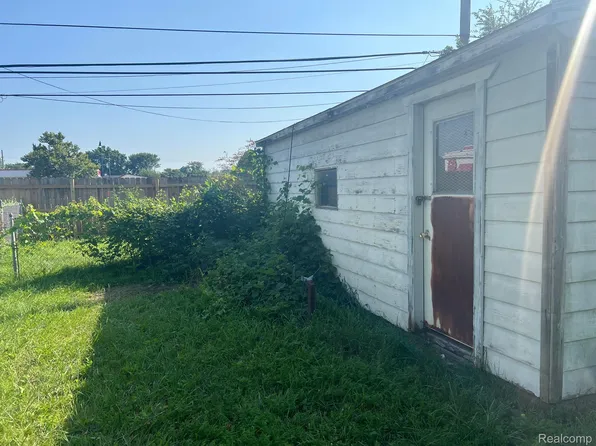 28451 Krauter St, Garden City, MI 48135