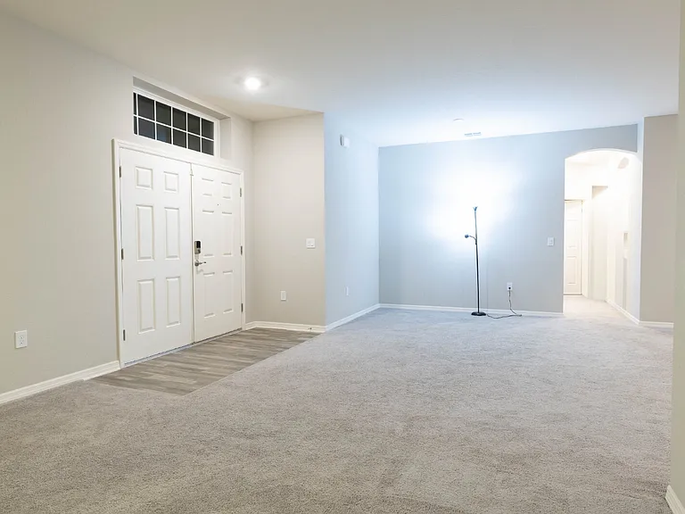 1069 Montgomery Ln — Photo 8