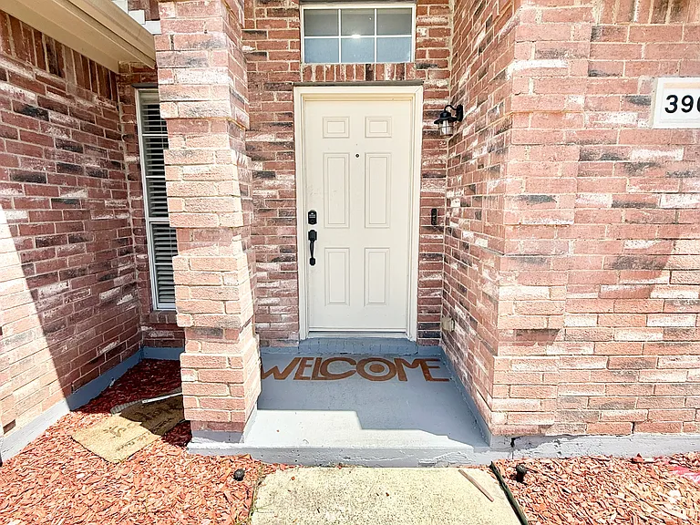 3902 Hudson Dr — Photo 2