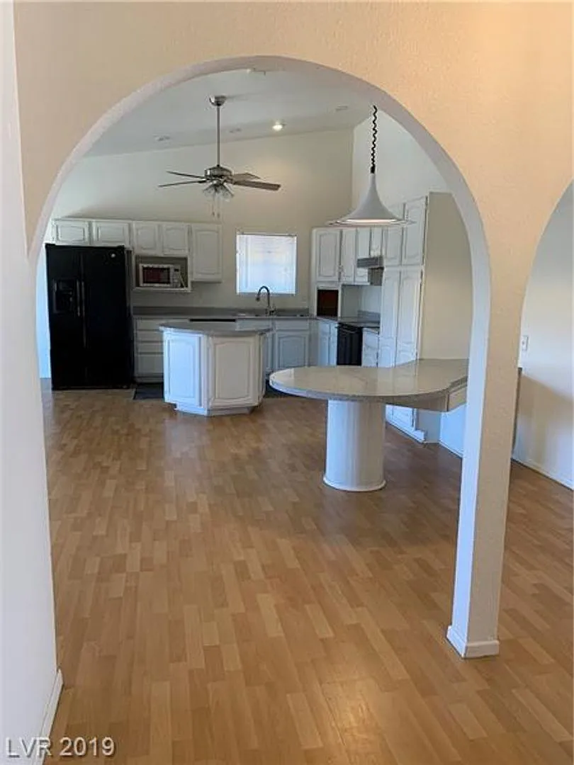 Spacious Single-Story Home with Large Lot & No HOA — Photo 4