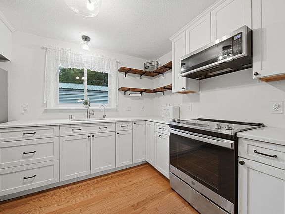 5th image of 288 Island Pond Road