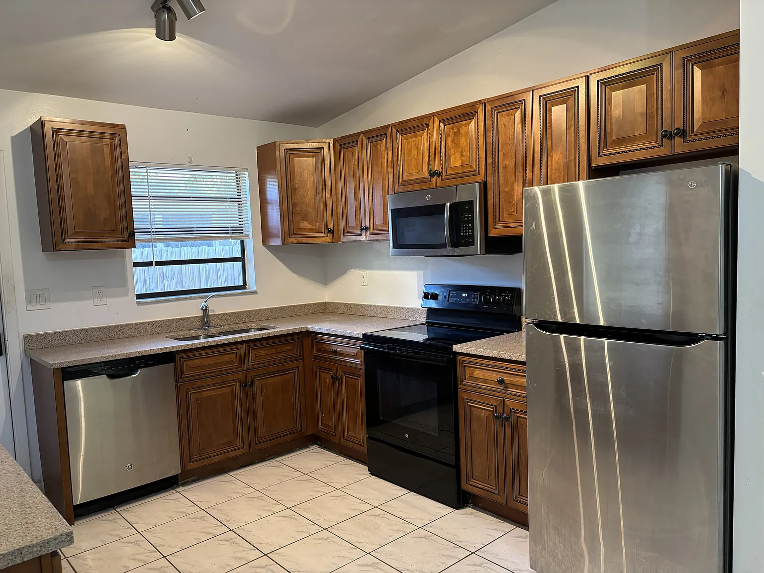 3 bed, 1200 sqft, $2,600 — Photo 3