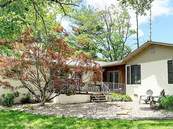 3rd image of 119 Sheila Dr
