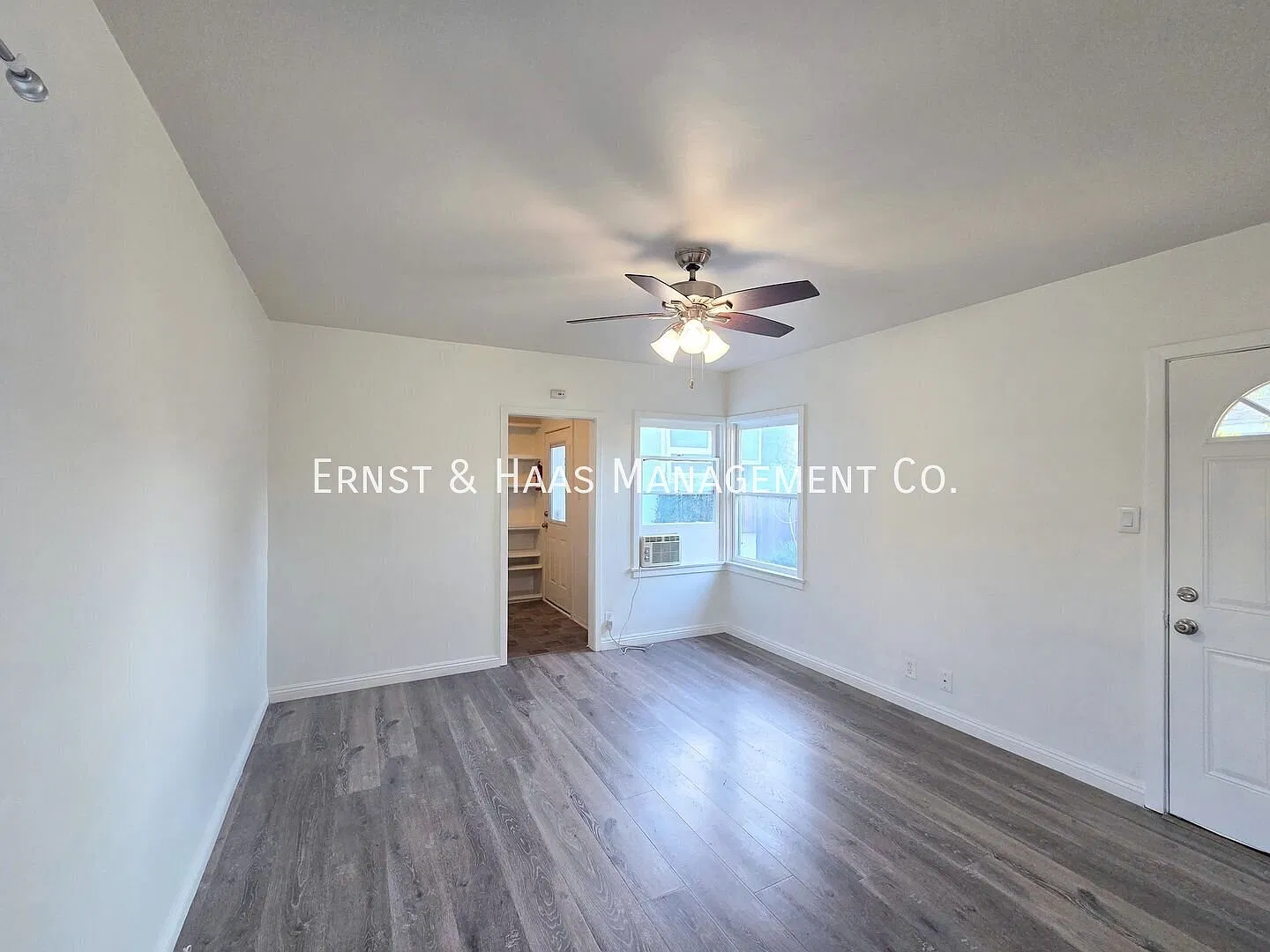 Beautiful Studio with Patio & Gated Yard in Long Beach! — Photo 3