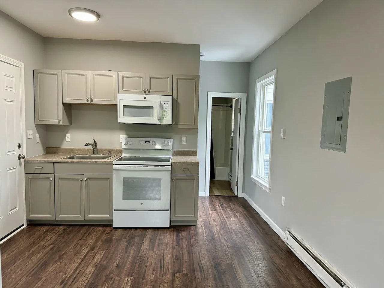 1 bed, 450 sqft, $1,600 — Photo 2