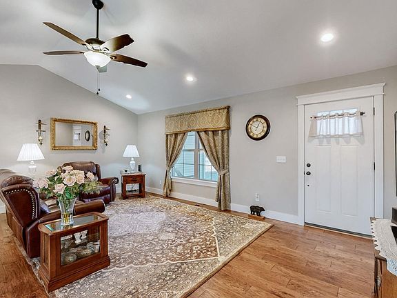 2nd image of 284 Oakcrest Dr