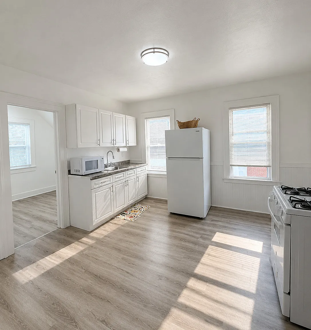 3 bed, 1.0 bath, 1251 sqft, $1,800 — Photo 2