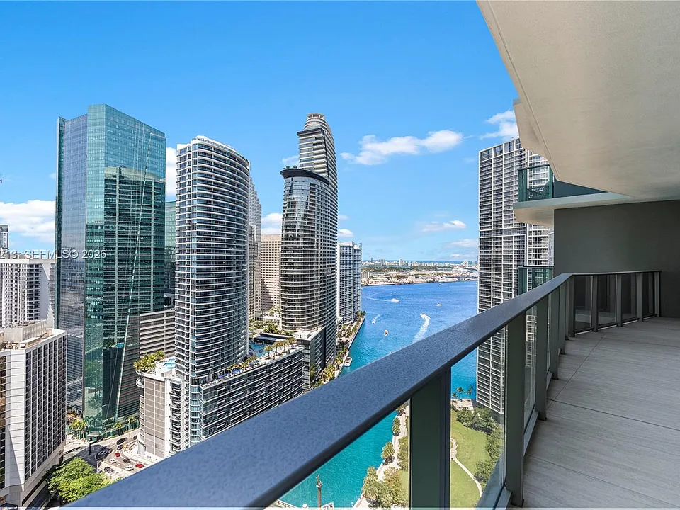 77 SE 5th St #3702