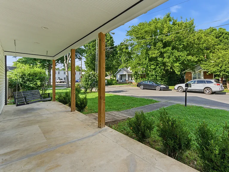 204 Richardson Ave — Photo 2